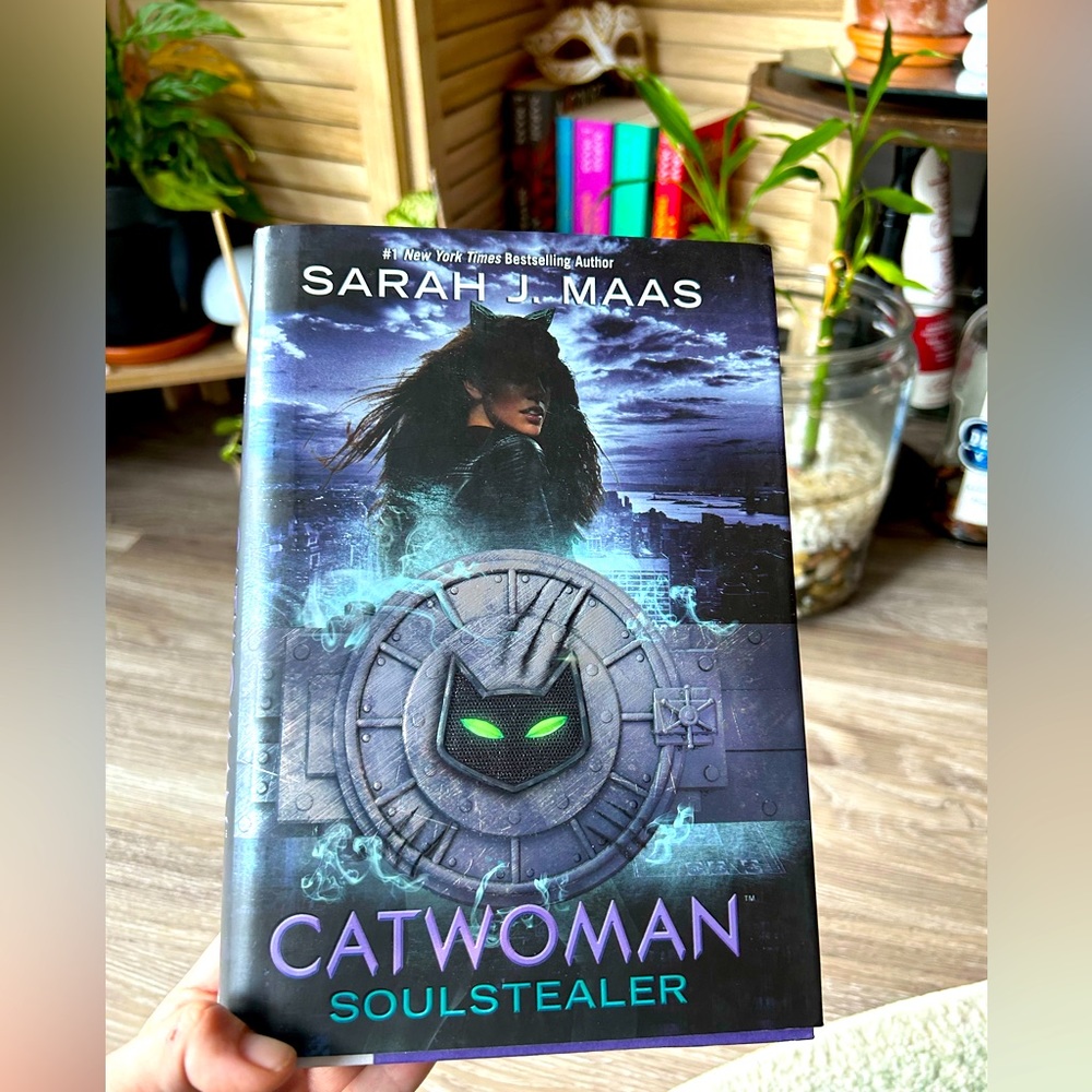 Catwoman Sarah J Maas Book SJM ACOTAR TOG a court of thorns and roses